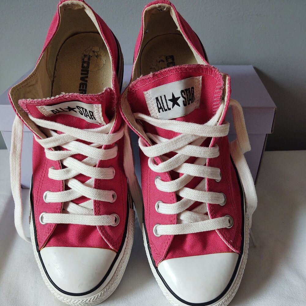 FUCHSIA LOWTOP CONVERSE ALL STAR SNEAKERS (MEN'S SIZE 7, WOMEN'S SIZE 9)